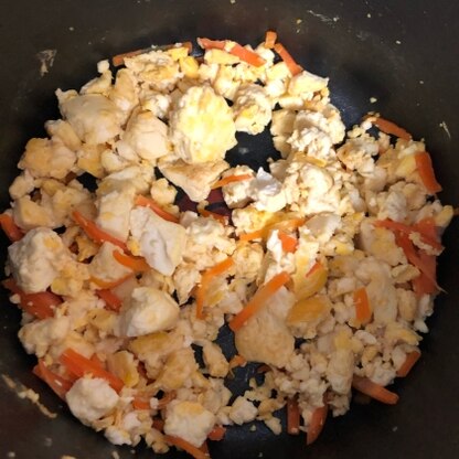 晩ご飯のつけあわせに作りました。豆腐が少なかったので卵も入れてみました。美味しくできました！リピートしたいです！